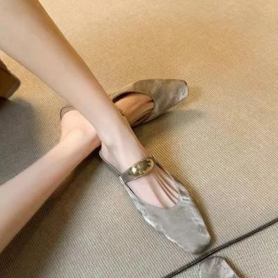 Moda 2025 Verano Nuevas Zapatillas Cerradas para Mujer Moda Decoración Metálica Sandalias de Punta Cuadrada de Tacón Bajo Clásicos Zapatillas de Vestir Diarias