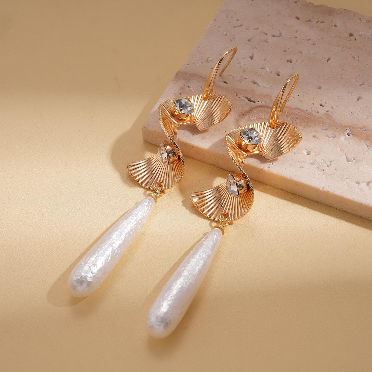 European and American light luxury diamond-set twisted S-shaped imitation pearl water drop earrings niche personalized wind earrings