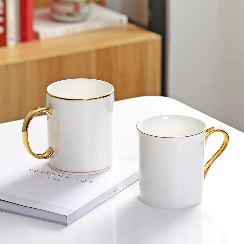 Keramiktasse mit Goldrand