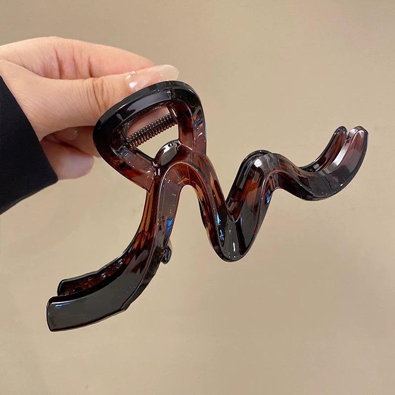 Vintage Wave Combing Hairpin for Women, High-end Style, with Large Clasp At The Back of The Head, Resembling A Big Shark Clip.