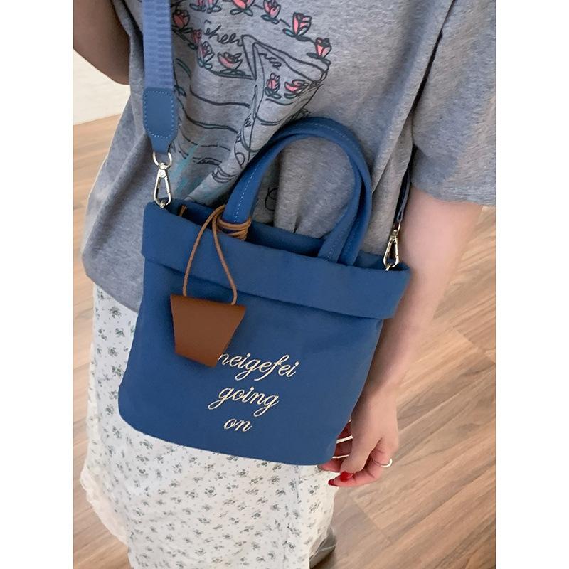 Корейский ленивый стиль литературная портативная холщовая сумка женская 2025 новый повседневный универсальный вышитая буква сумка-ведро