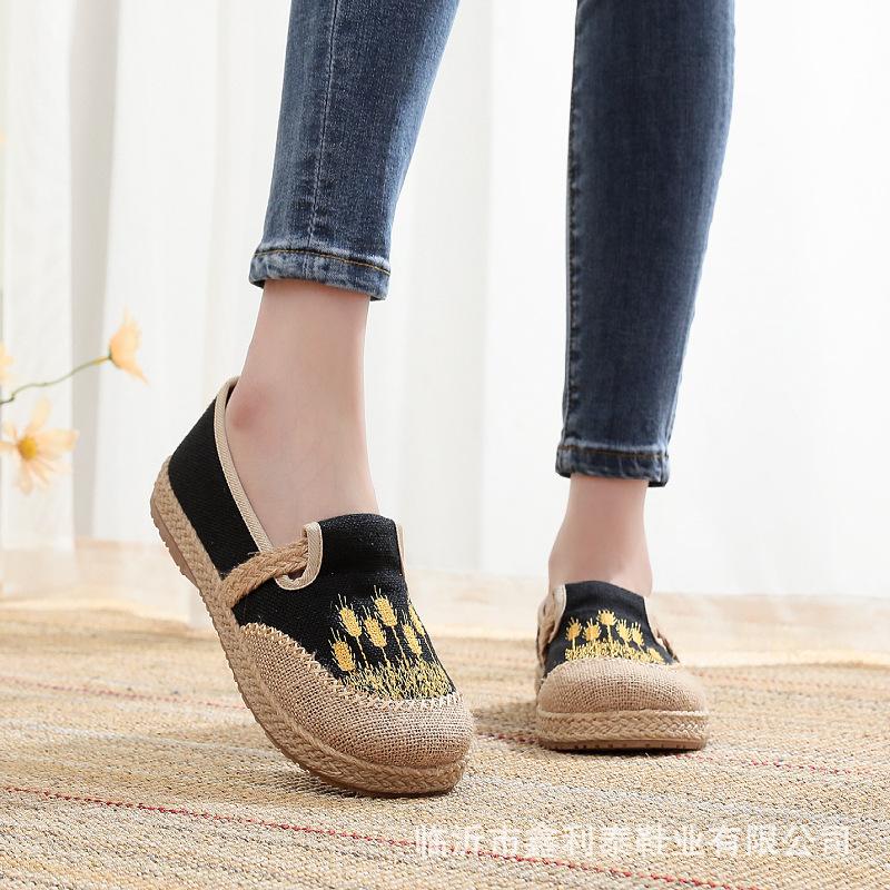 

Весенне-летние новые вышитые туфли для среднего и пожилого возраста, тканевые туфли, женские ленивые туфли-лоферы на одной педали, нескользящие, легкие, одинарные туфли 41