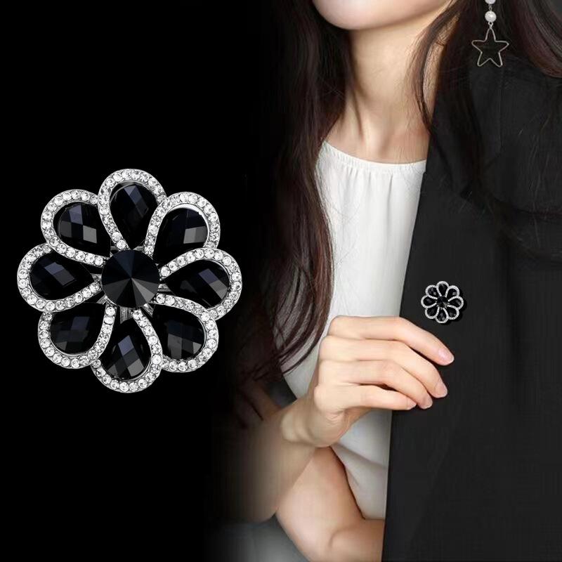 Exquisite Black Rhinestone Flower Brooches For Women Elegant Lapel Pins Wedding Decoration Jewelry