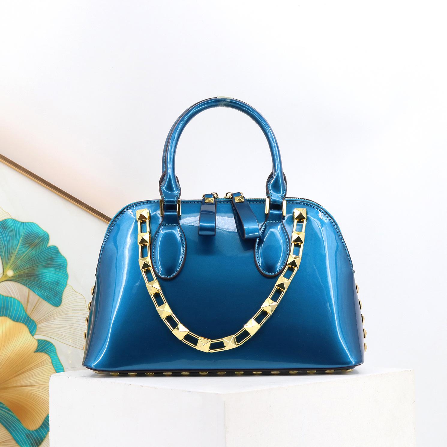 

New Chain Rivet Shell Handbag