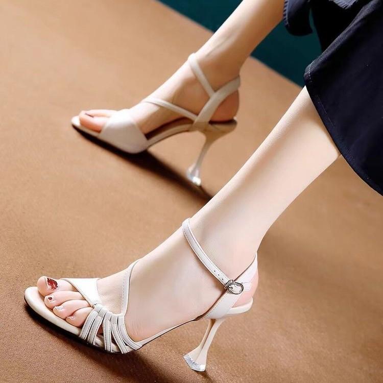 

Летние новые сандалии из мягкой кожи, высококлассного дизайна, на тонком каблуке с открытым носком, женские босоножки на высоком каблуке с ремешком через подъем 40 бежевый