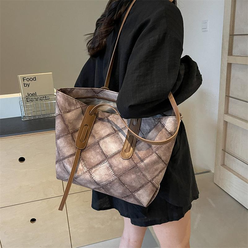 

Large-capacity commuter bag women s 2024 new Korean version trendy fashion tote bag high-end feeling foreign shoulder bag