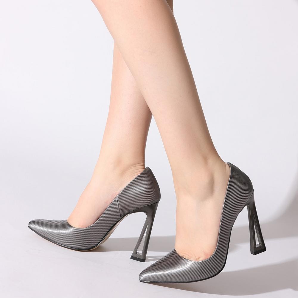 

Платиновые женские вечерние туфли на шпильке