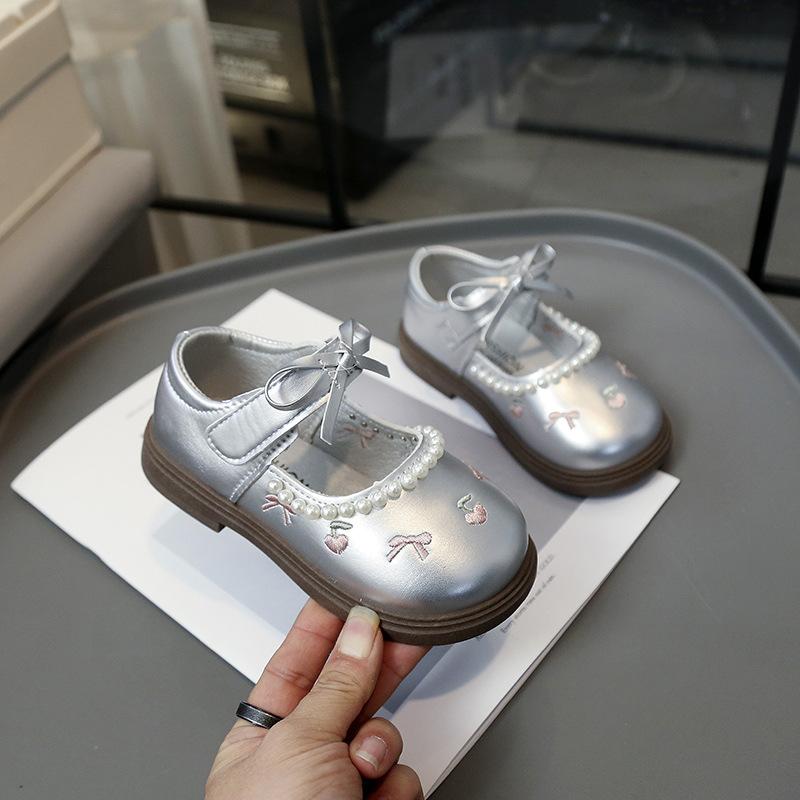 

2026Spring new Korean-style girls shoes with embroidered bows, princess shoes, children s small leather shoes, soft-soled loafers 26-31One Hand6Double срібний