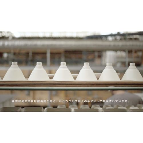 Coffee Dripper Gloss White (Beasty Coffee, Arita, Saga Prefecture) A Dripper with a Striking Metal Finish