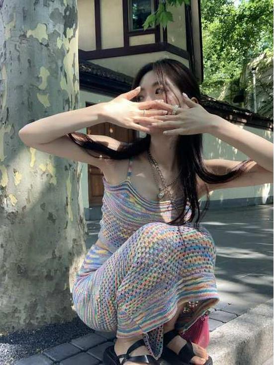 Set di vestito a righe arcobaleno lavorato a maglia con spalline sottili da donna - Perfetto per una vacanza estiva al mare fresca e dolce.