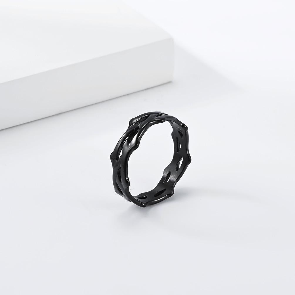 European Thorn Vine Titanium Steel Ring: Unisex, Personalized, Trendy, Non-fading, Handcrafted Wedding Jewelry for Men and Women.