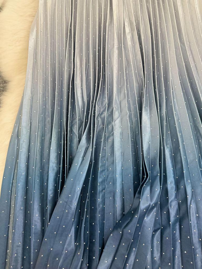Eleganter Midi-Rock aus Satin mit Farbverlauf und Strass-Akzenten