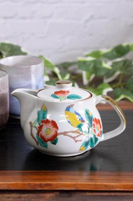 Waza-no-Kura: Théière élégante Kutani-yaki avec motif camélia et oiseau et passoire à thé. Une marque de céramique haut de gamme du Japon. Un excellent cadeau d'anniversaire.