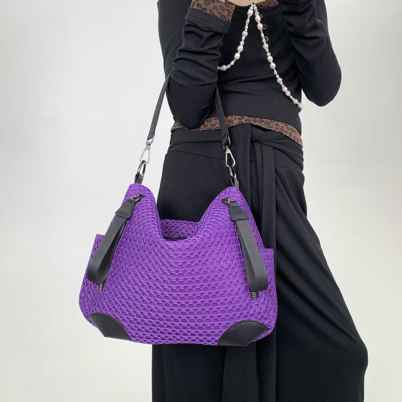 

Ladies Fashionable Large Capacity Personalized Casual Crossbody Bag