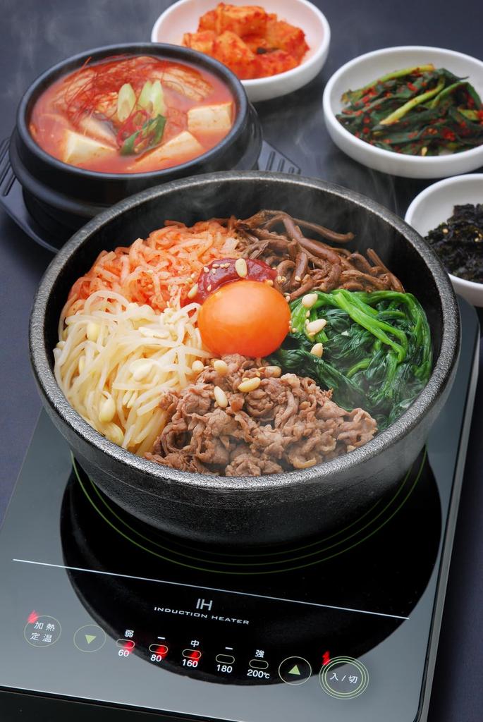 Ishigaki Industry Ishigaki Cast Iron Black 18cm Bibimbap Pot with Base Plate and Handle, Gas/IH Compatible, 1 Person, 3977 (Dimensions: 18cm W x 18cm