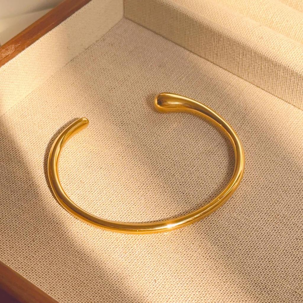 Luxusní dámský náramek z titanové oceli se zirkony a akcenty z bílé perleti