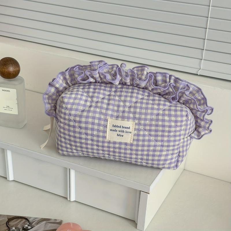 Lace checkered makeup bag, Ins minimalist niche style, high-value large-capacity cosmetic pouch, portable for travel and daily use.