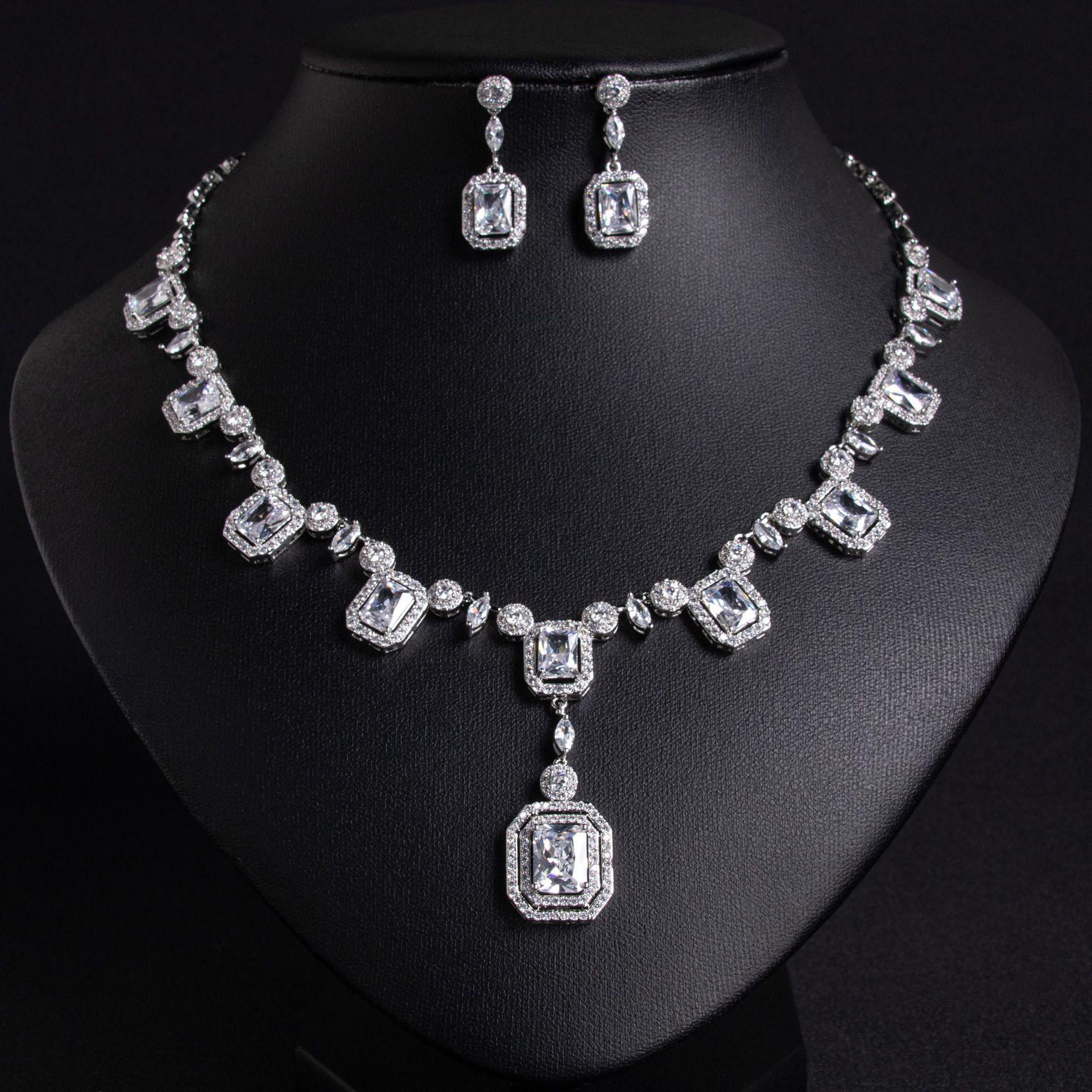 

Женский комплект украшений из ожерелья и серег в стиле легкой роскоши с геометрическим квадратным дизайном, модный и универсальный, с нишевым чувством дизайна