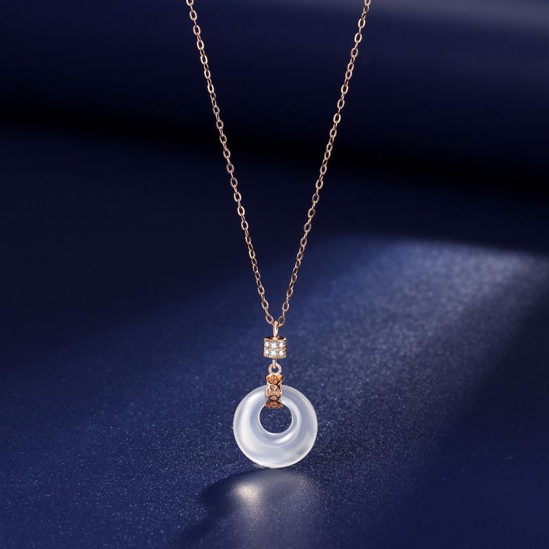 Colier retro cu cataramă de siguranță, design de nișă pentru femei, colier versatil, pandantiv cu calcedonie naturală