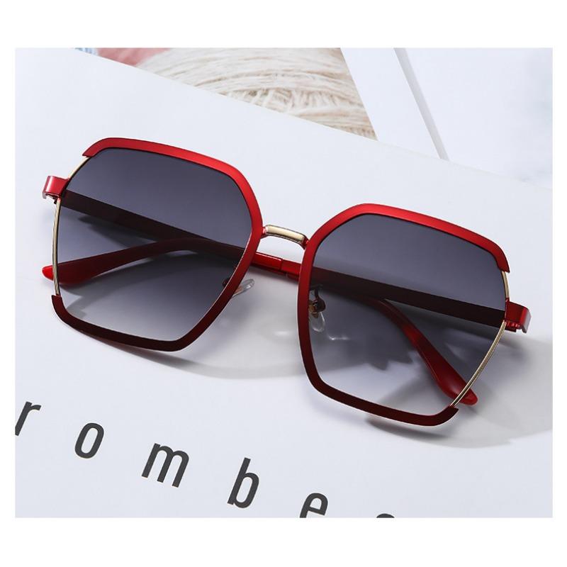 Tendance Lunettes Rétro Métal Demi-monture Lunettes de soleil Street Shooting Europe et États-Unis Lunettes de soleil Femme Protection UV.