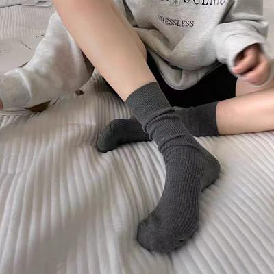 Damen Dunkelgraue Socken Einfache Basic Vertikal Gestreifte Baumwolle Mittelhohe Socken Dünn