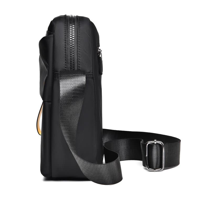 Casual and simple men's shoulder messenger bag