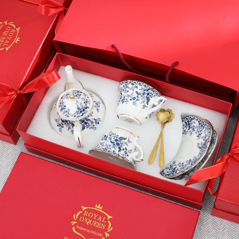 

Винтажная фарфоровая чайная чашка и блюдце с золотой отделкой, чайные сервизы из костяного фарфора Country Roses в подарочных коробках - 1 чайник, 2 чашки, 2 тарелки, 2 ложки красный