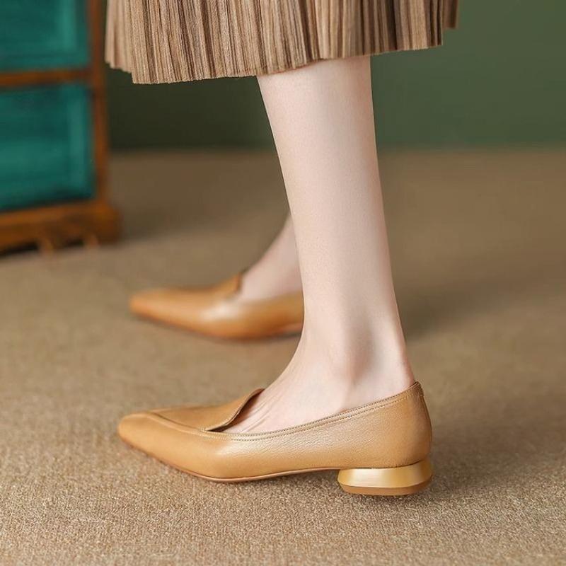 A New Style of Stylish and Simple Flat Flat Lazy Shoes That Can Be Worn on One Foot
