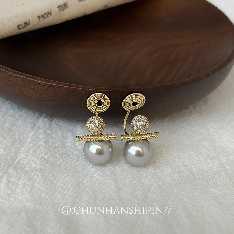 

Fashion light luxury zircon pearl ear clips without ear piercings, autumn and winter high-end temperament retro earrings, mosquito coil disc earrings