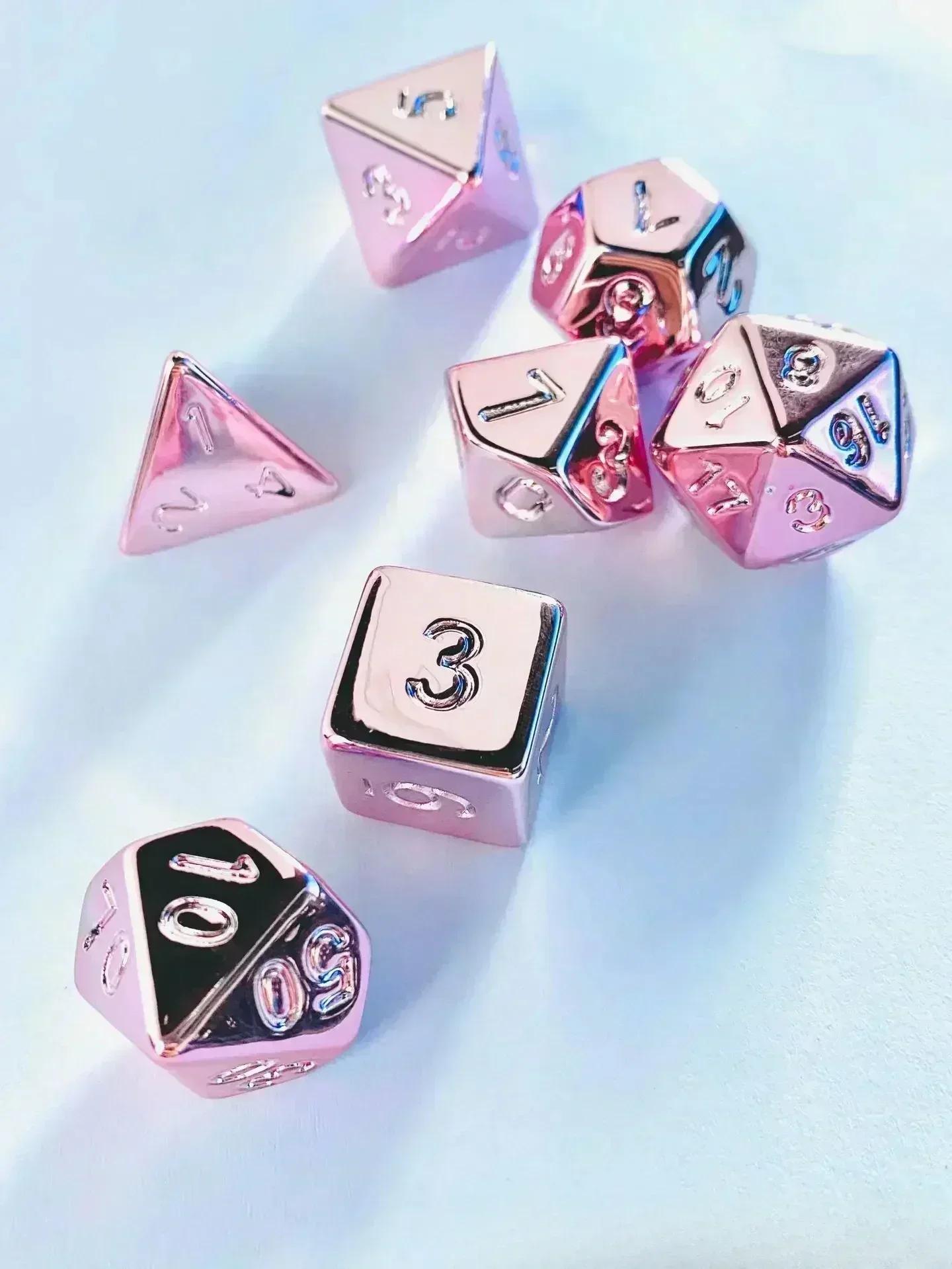 

7pcs Seven Color Electroplated Metal Dice Acrylic Dice Set Colored Gold, Silver, Rose Gold Champagne Gold Electroplated Dice рожевий колір золота