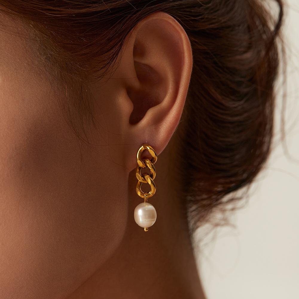 Delicate Freshwater Pearls Charm Metal Earrings for Women Exquisite Fashion Metal Texture Geometric Earrings Gift