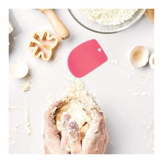 Amosfun Plastic Curved Flat Dough Scraper, Ideal for Cleaning Kitchen Bowls and Cutting Boards, No Damage, Useful Kitchen Goods, Set of 3