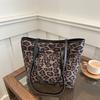 This Year, the Super Fire Leopard Print Tote Bag Women's 2025 New Versatile Autumn and Winter Large-capacity Student Class Shoulder Commuting Bag