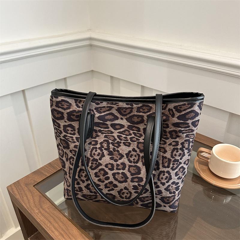This Year, the Super Fire Leopard Print Tote Bag Women's 2025 New Versatile Autumn and Winter Large-capacity Student Class Shoulder Commuting Bag