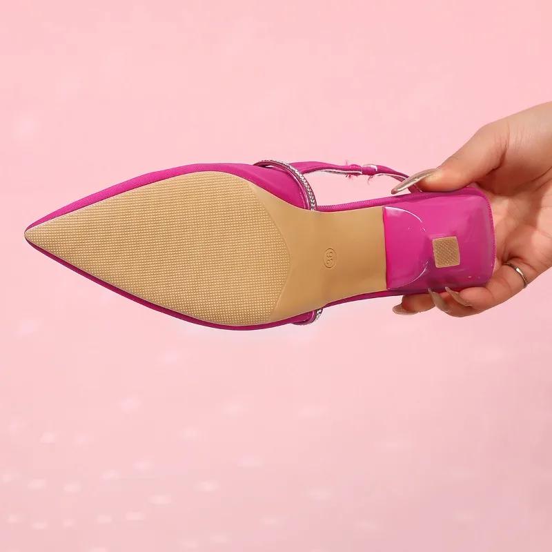 Større størrelser 2025 Nye Sandaler med lukket tå for kvinner Klassikere Spiss tå Tynne hæler Slip-on sandaler Allsidige selskapssko