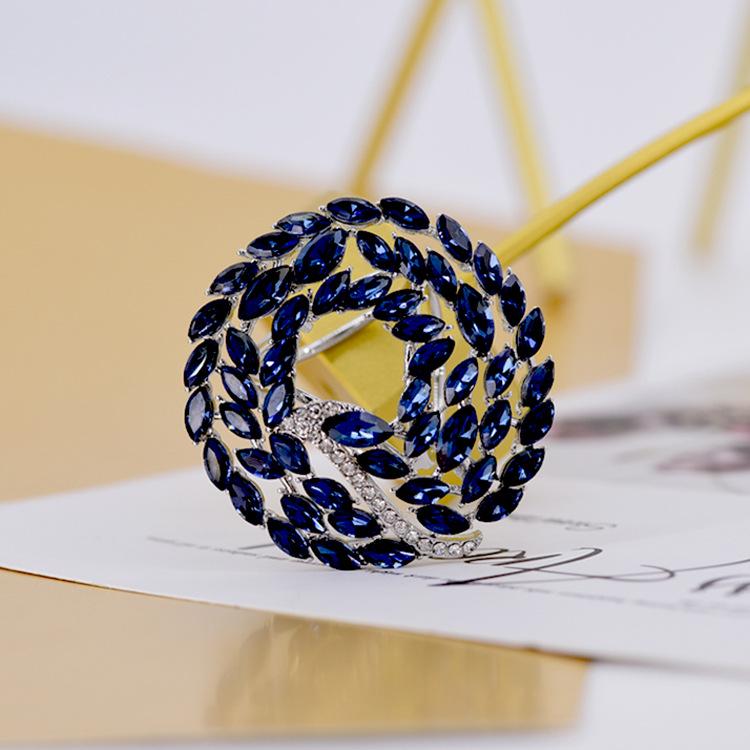 Elegant Retro Crystal Brooch: Versatile European & American Design for Women's Suits