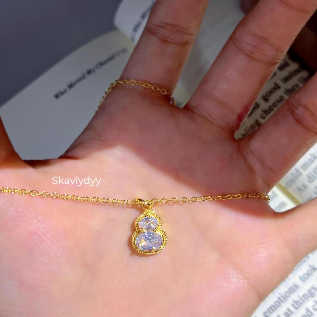 Elegant Chinese-Inspired White Diamond Gourd Necklace for Women - Luxurious, Versatile Clavicle Chain for Blessing and Prosperity.