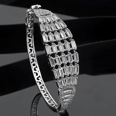 Rhodiniertes, weißes, mit amerikanischen Diamanten besetztes, modernes Kada-Armband für Mädchen und Frauen