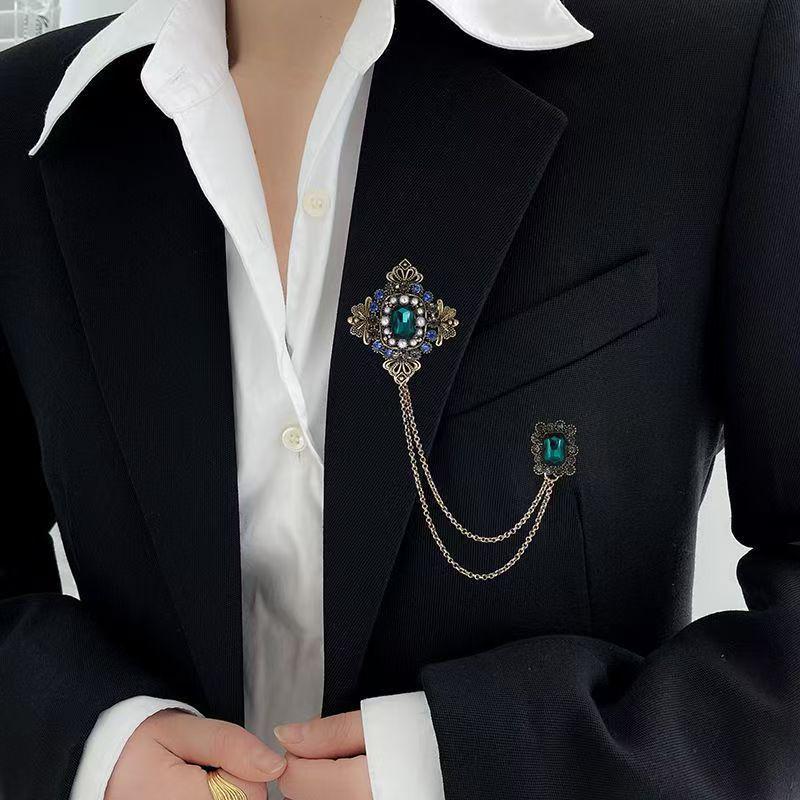 Emerald Tassel Brooch: Vintage Gemstone Chain Lapel Pin Accessory.