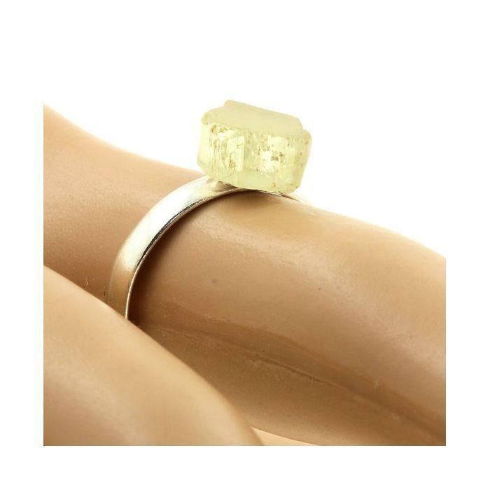 Steine ​​und Mineralien. Ring Spodumen Hiddenit rohsilberplattiert. 9,58 ct. Größe verstellbar.
