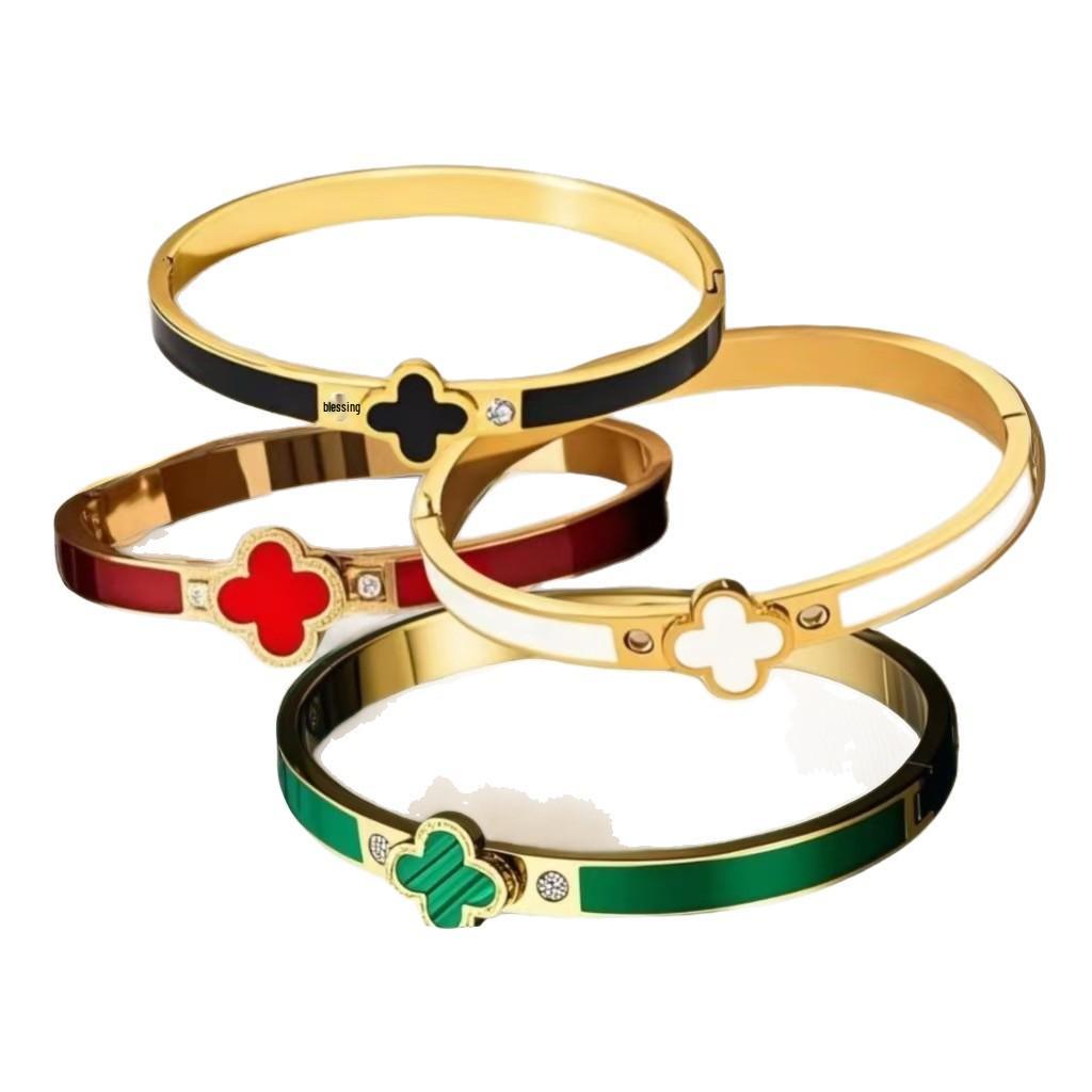 Bracciale Quadrifoglio in Acciaio Titanio con Strass: Elegante Lusso Leggero per la Moda Versatile Femminile.