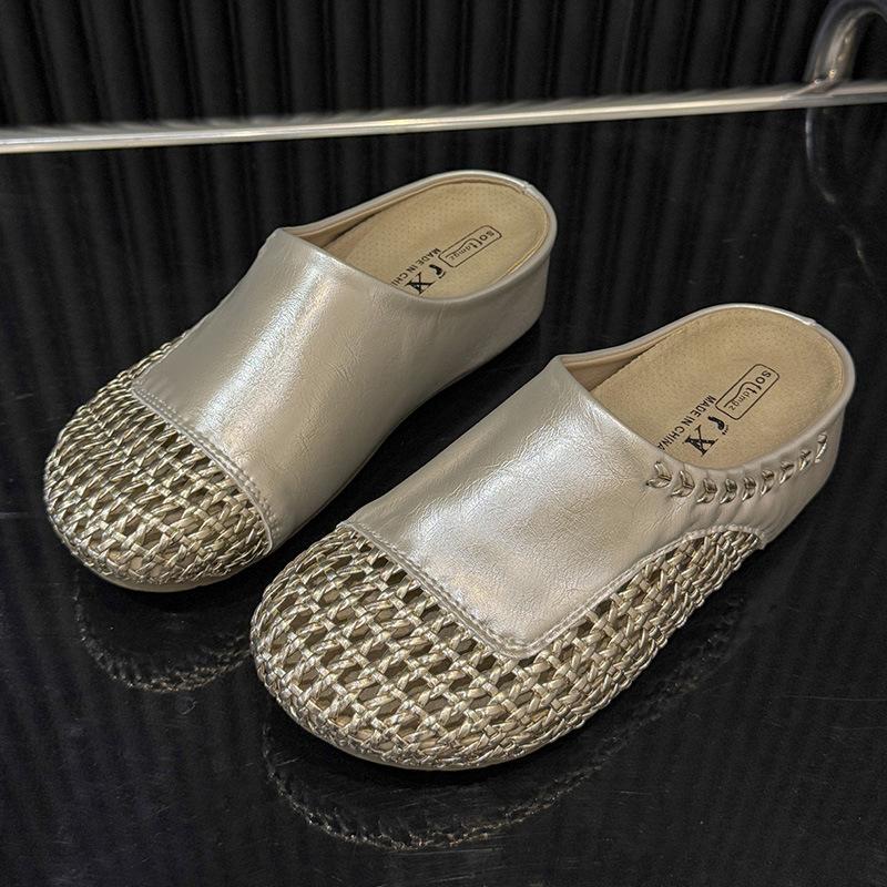 

French woven breathable bag head slippers women s summer wear 2025 new fashionable and comfortable inner heightening flat bottom sandals 40 шампанского