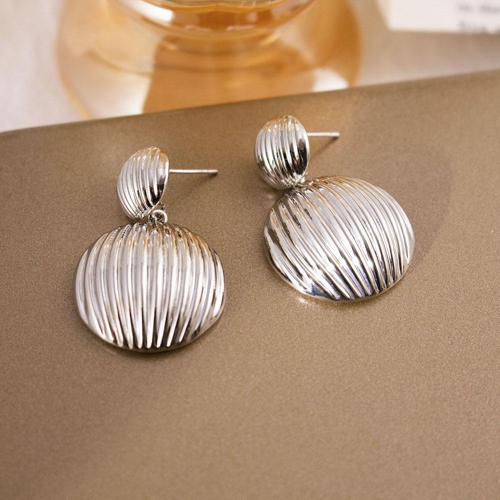 

Металлические серьги с передовым чувством, полые полусферы, индивидуальность, преувеличенные серьги, любовь, матовые серьги