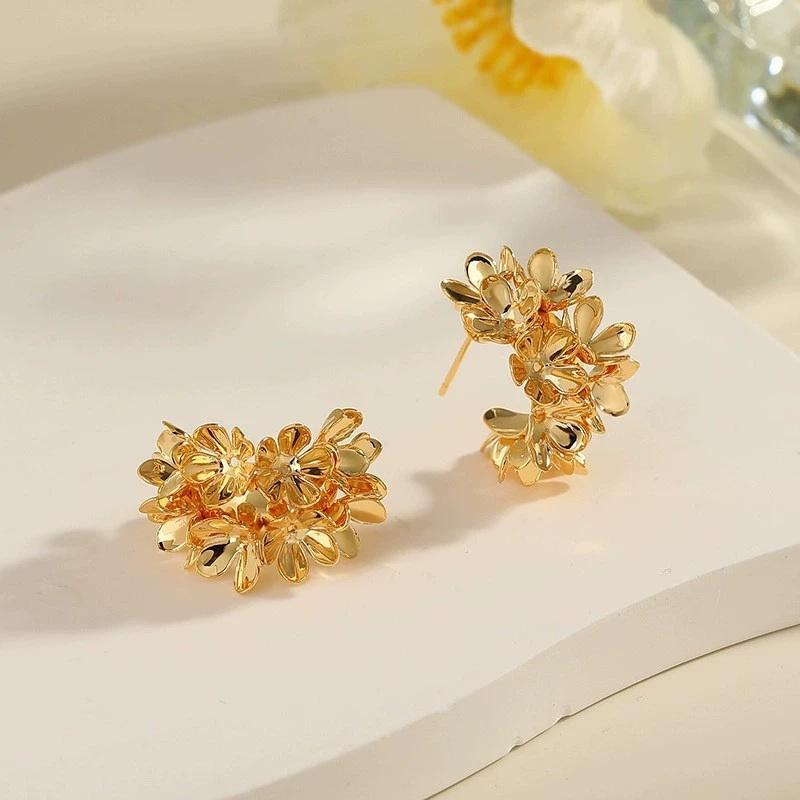 Trend Blossoms Golden Flowers C-shaped Dangle Earrings for Women Hyperbole Ear Jewelry Accessories Girl Gift