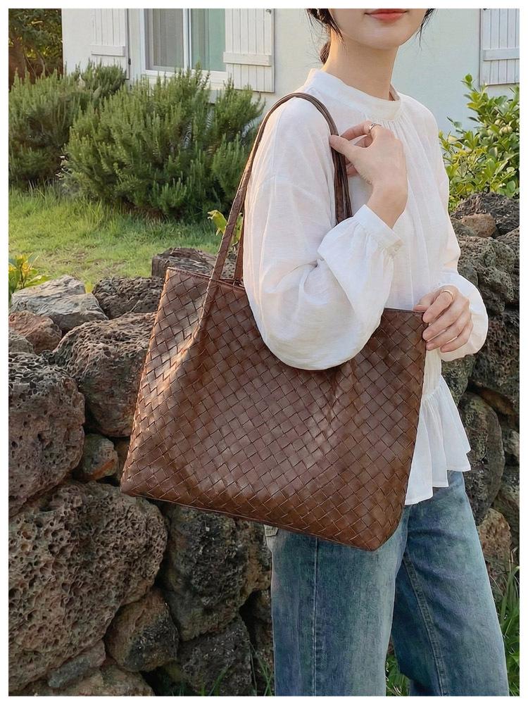 2026 Summer Solid Color Woven Texture Stylish Commuter Tote Bag
