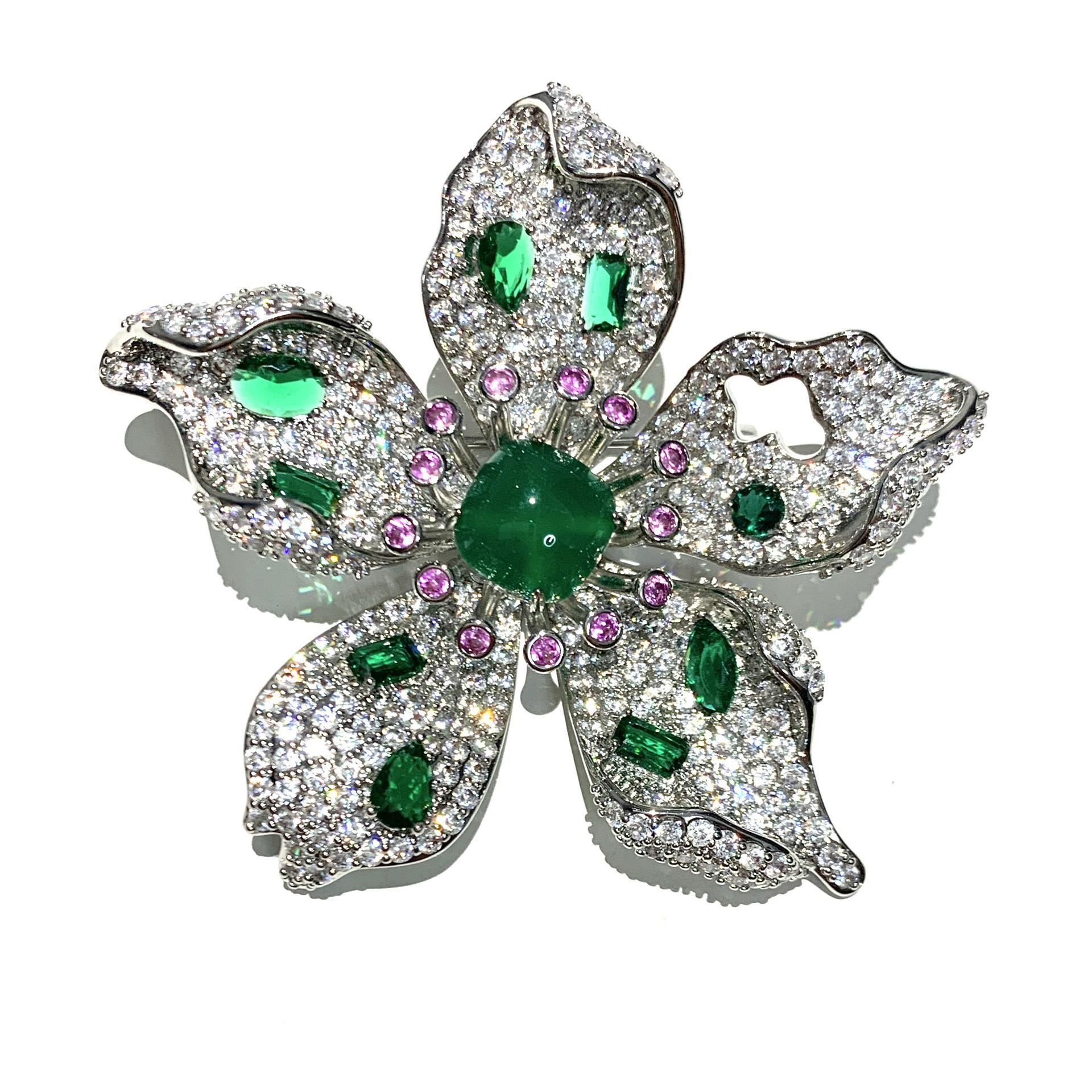 European Elegant Green Agate Flower Brooch with Zircon Inlay