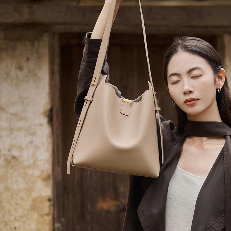Mrs. Qiao Women's Bag 2025 New Bucket Bag Women's Autumn Winter Crossbody Bag Women's Bag High-end Genuine Leather Shoulder Bag