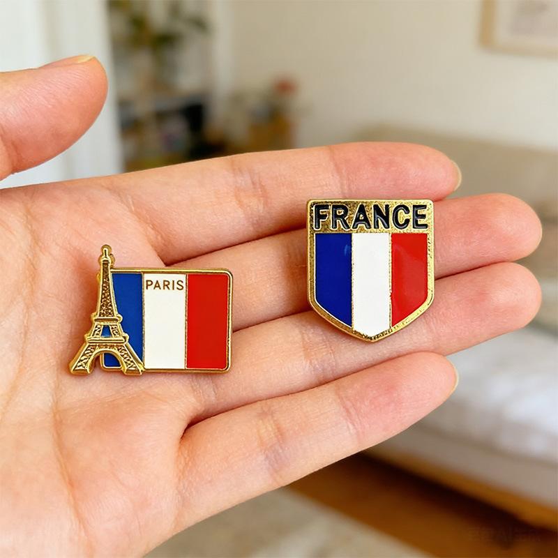 Paris Eiffel Tower Brooch French Romantic Alloy Plating Pins Travel Souvenir Bag Decor Gifts For Friends