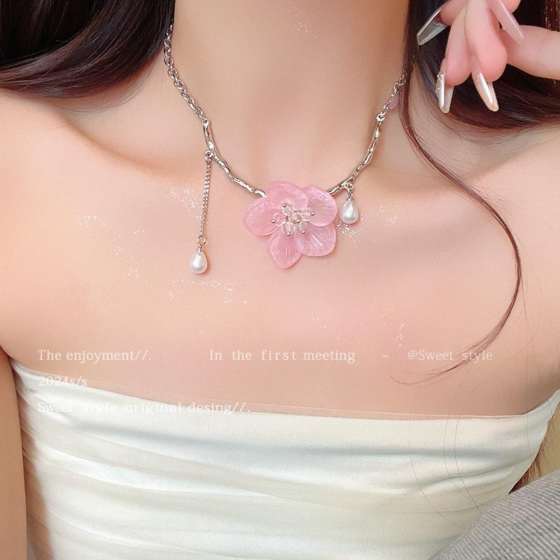 Schicke Halskette mit rosa Rosenanhänger – Luxuriöse Schlüsselbeinkette für Damen