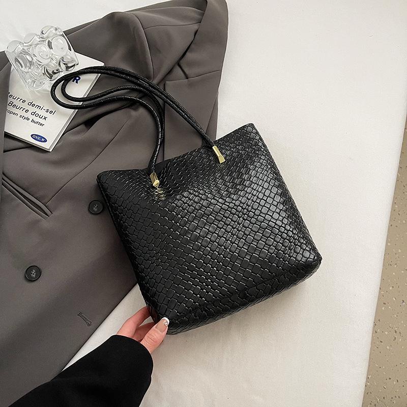 

Зимой 2025 года новая модная и универсальная ретро нишевая женская сумка-тоут через плечо большого объема чёрный